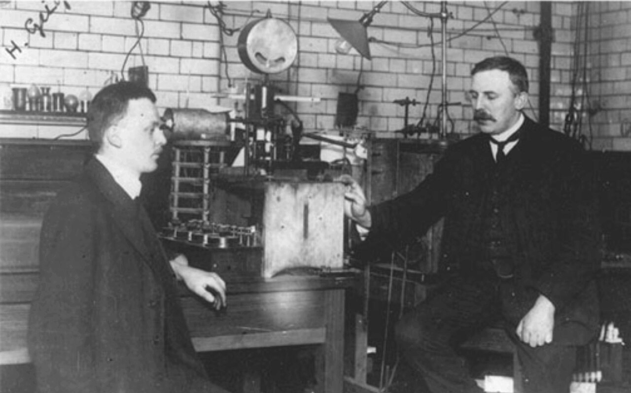 Hans Geiger y Ernest Rutheford